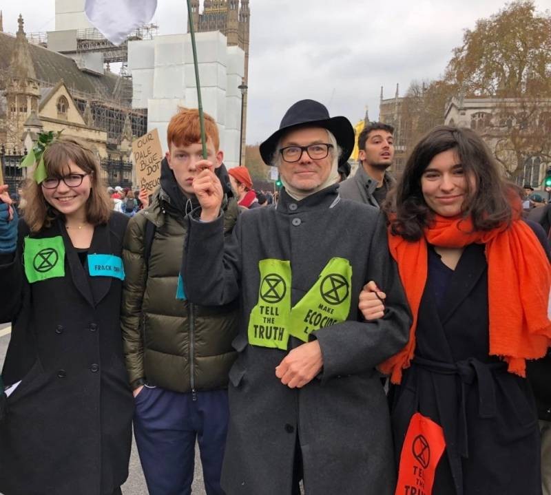 История британского миллионера Рока Сэндфорда, скромно живущего на уединенном острове