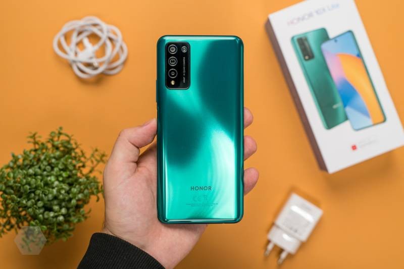 Названы популярные смартфоны 2021 году