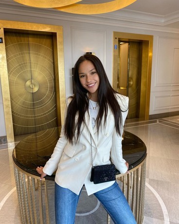 Подруга нападающего «ПСЖ» Неймара выиграла шоу «Холостяк» с Тимати