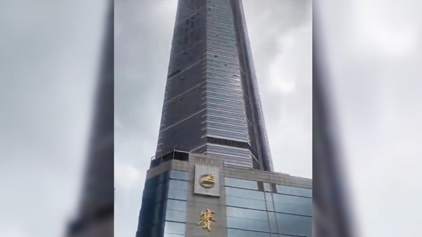 Китайский небоскреб с торговым центром внутри начал шататься и был закрыт для посетителей