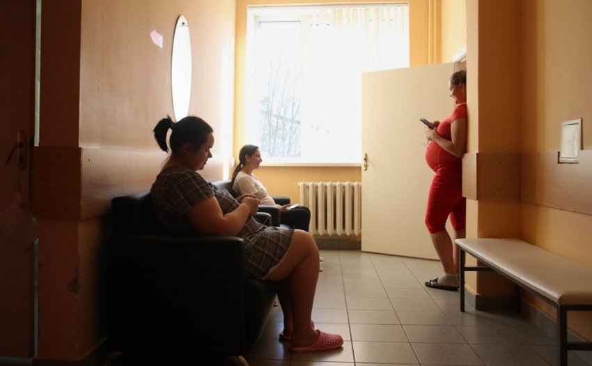 Неполным семьям озвучили условие получения выплат на детей