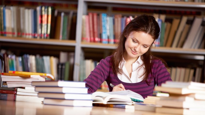 День филолога в России отмечают 25 мая