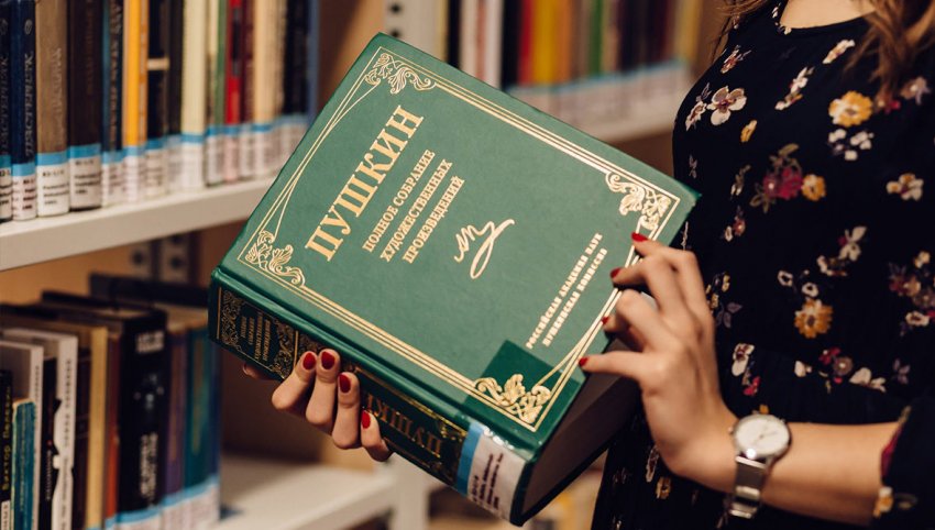 День филолога в России отмечают 25 мая