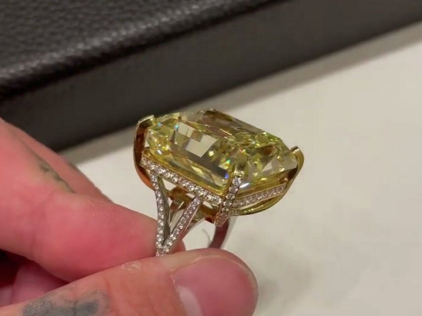 Тимати подарил победительнице шоу «Холостяк» драгоценное кольцо с бриллиантом