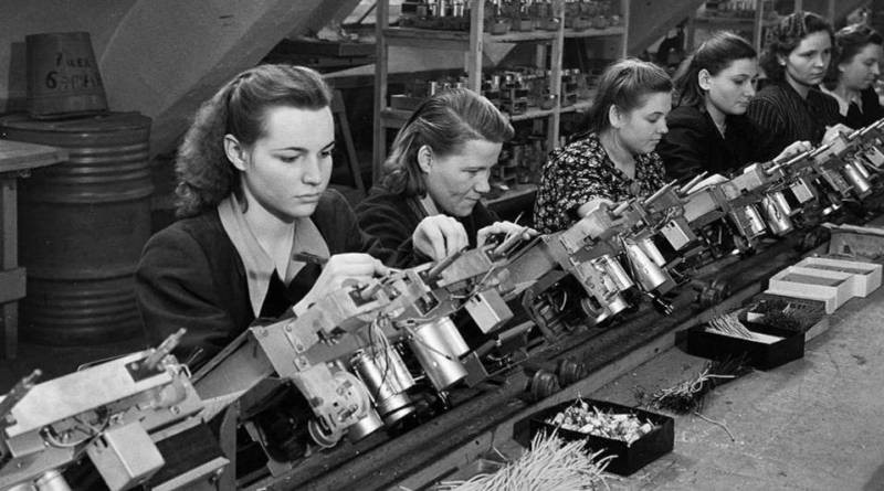 Почему в СССР целых 11 лет люди работали почти без выходных