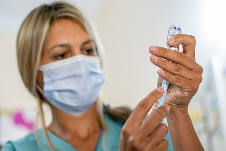 SARS-CoV2 по-индийски: Роспотребнадзор назвал свойственные симптомы индийского штамма коронавируса