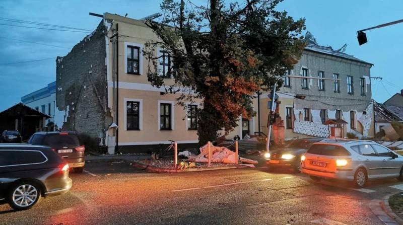 Торнадо в Чехии 24 июня 2021 года оставило людей без света и крыши над головой Торнадо в Чехии 24 июня 2021 года оставило людей без света и крыши над головой