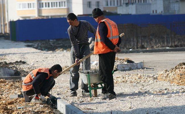 В РФ планируют завезти дополнительно 5 млн трудовых мигрантов