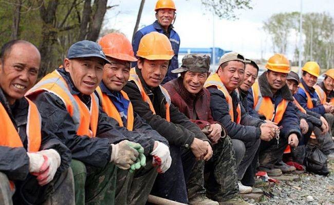 В РФ планируют завезти дополнительно 5 млн трудовых мигрантов