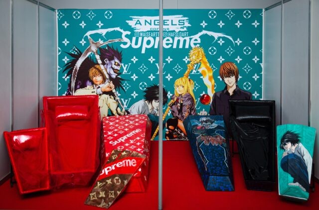 В Киеве устроили «похоронное дефиле» с одеждой для покойников