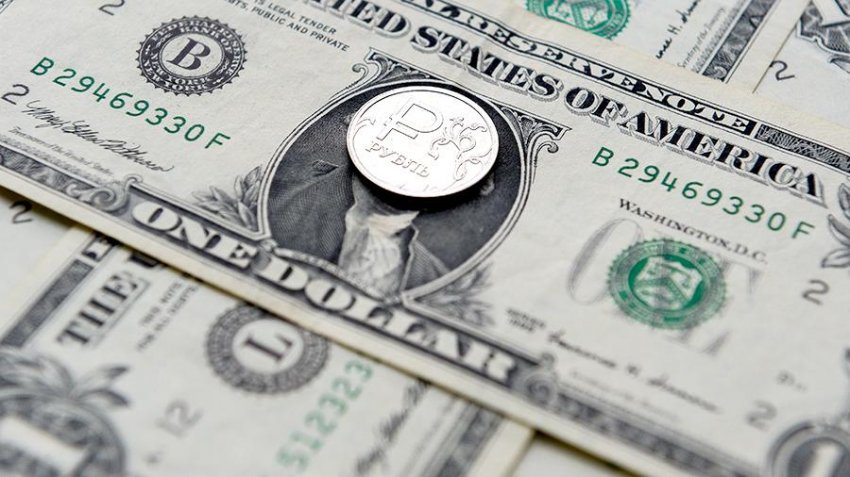 Доллар упал ниже 73 рублей: что вызвало снижение валюты США