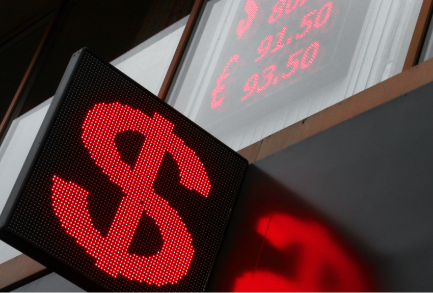 Финансист назвал россиянам лучшее время для покупки долларов и евро