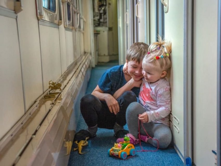 Мишустин субсидировал семьям с детьми скидки на проезд в поездах дальнего следования