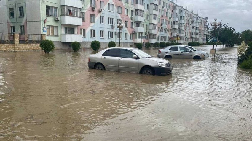 Из-за наводнения в Крыму глава полуострова вынужден был плыть на лодке