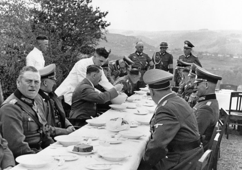 Проверяем ТОП-10 популярных легенд о Гитлере