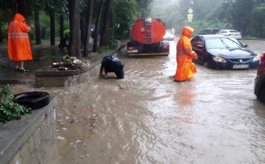 Администрация Ялты объявила о введении в городе режима ЧС из-за наводнений