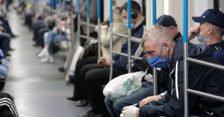 Роспотребнадзор потребовал отстранять от работы непривитых без сохранения зарплат