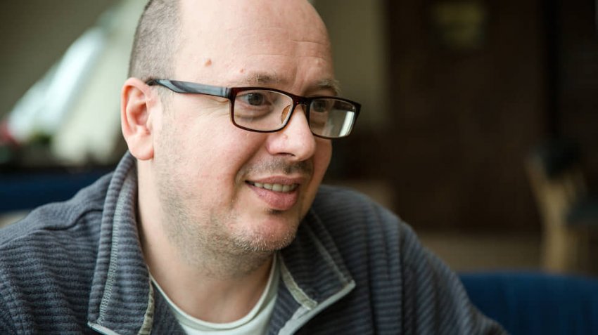 Скончался латвийский писатель и сценарист Вячеслав Солдатенко, известный как Слава СЭ