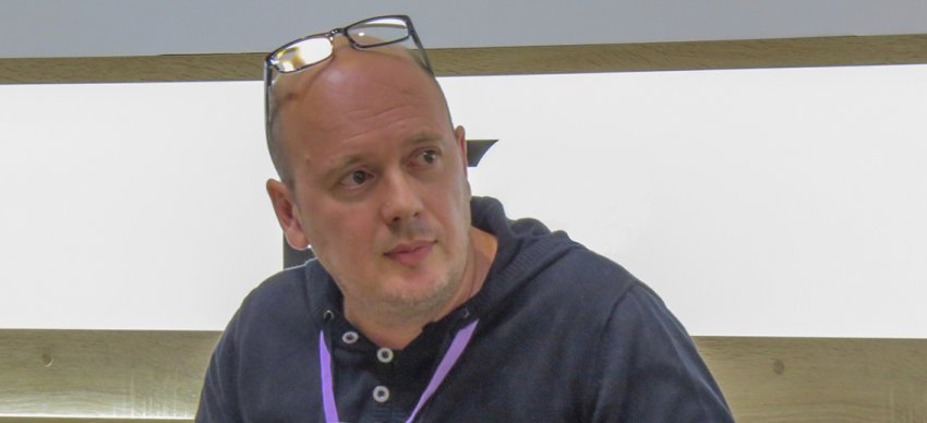 Скончался латвийский писатель и сценарист Вячеслав Солдатенко, известный как Слава СЭ