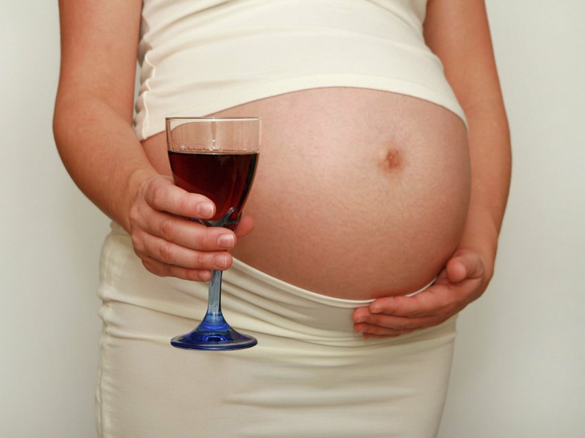 Почему женщинам нельзя пить алкоголь наравне с мужчинами, мнение экспертов