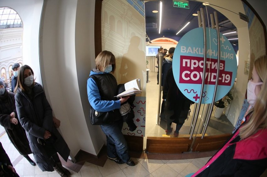 В России проходит гражданская вакцинация препаратами «КовиВак» и «Спутник V»