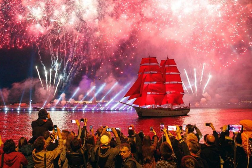 Где и когда смотреть трансляцию праздника выпускников «Алые паруса» в СПБ