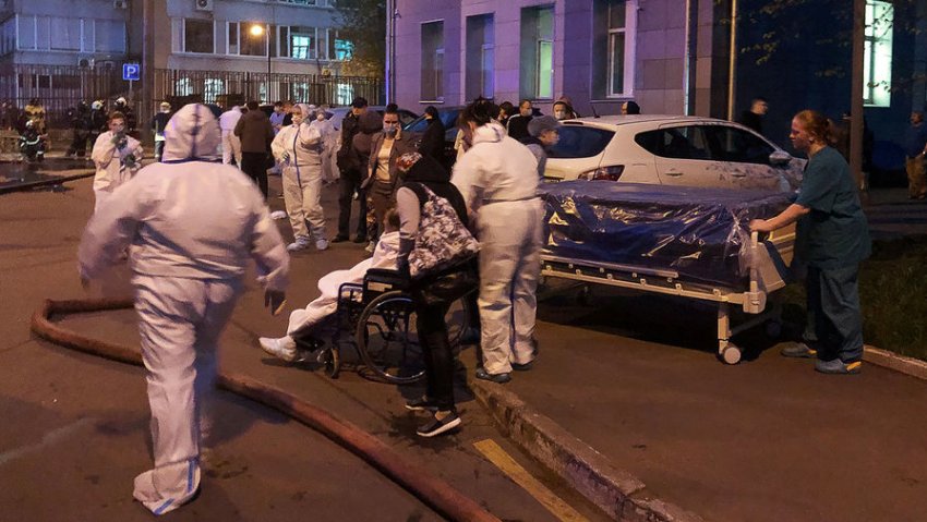 Голодные мигранты и горящая больница в Москве: что случилось в России и мире 25 июня 2021 года