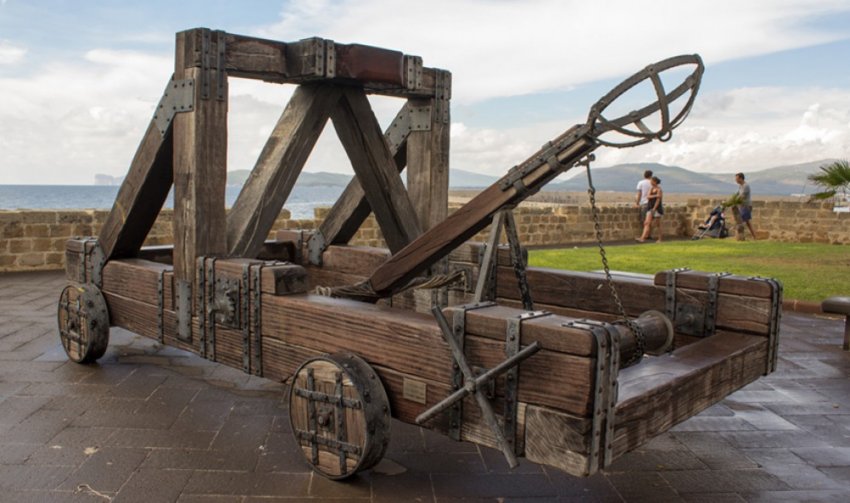 Древние метательные машины: чем стрелять из катапульты и стоит ли игра камней