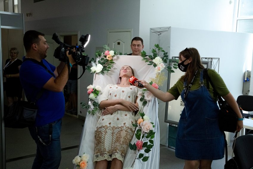 В Киеве устроили «похоронное дефиле» с одеждой для покойников