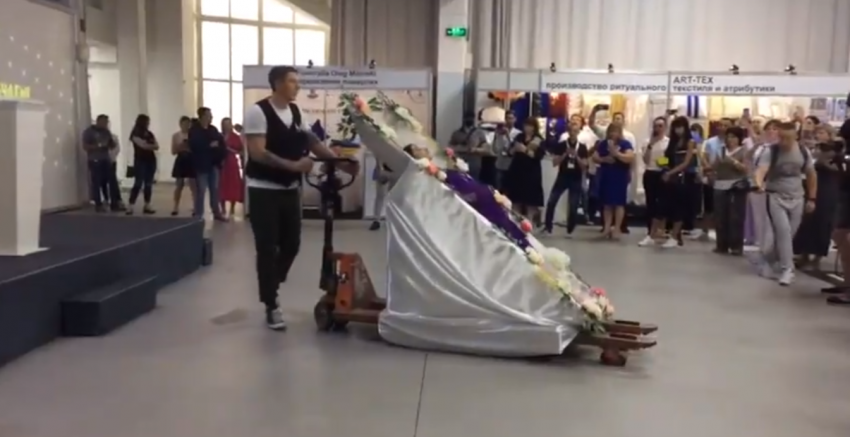 В Киеве устроили «похоронное дефиле» с одеждой для покойников