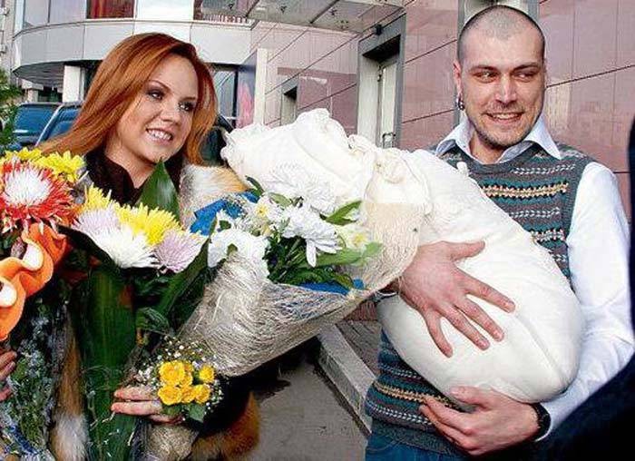 Родственники певицы Максим верят, что однажды она откроет глаза и улыбнется Родственники певицы Максим верят, что однажды она откроет глаза и улыбнется