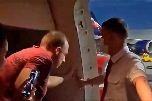 Пассажир, который открыл дверь самолета в Шереметьево, рассказал, почему он так поступил Пассажир, который открыл дверь самолета в Шереметьево, рассказал, почему он так поступил