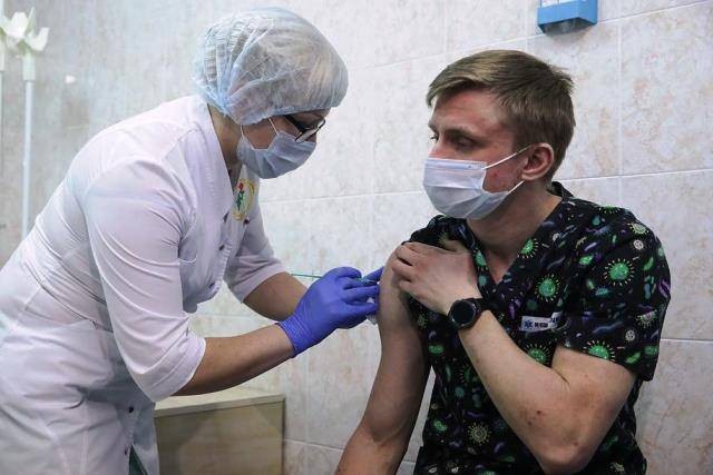 Почему вакцина «КовиВак» более популярна у россиян