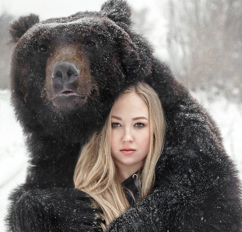 Россиянка Вероника Дичка сделала «дикую» фотосессию с медведем на рыбалке Россиянка Вероника Дичка сделала «дикую» фотосессию с медведем на рыбалке
