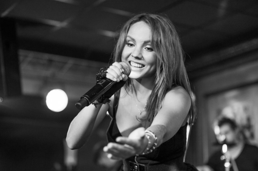 Певица МакSим находится в состоянии искусственной комы и подключена к ЭКМО