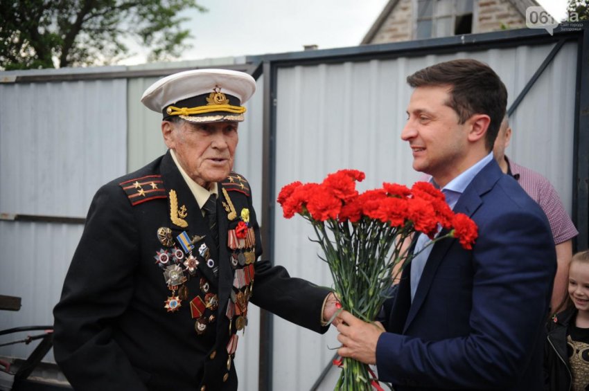 Кто принес портрет деда Зеленского-старшего на шествие «Бессмертного полка» в Донецке