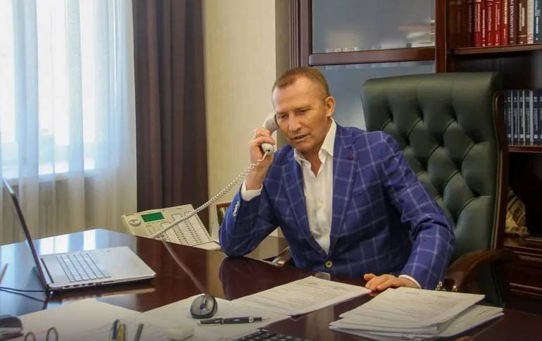 Человек из простой семьи, поддерживающий земляков