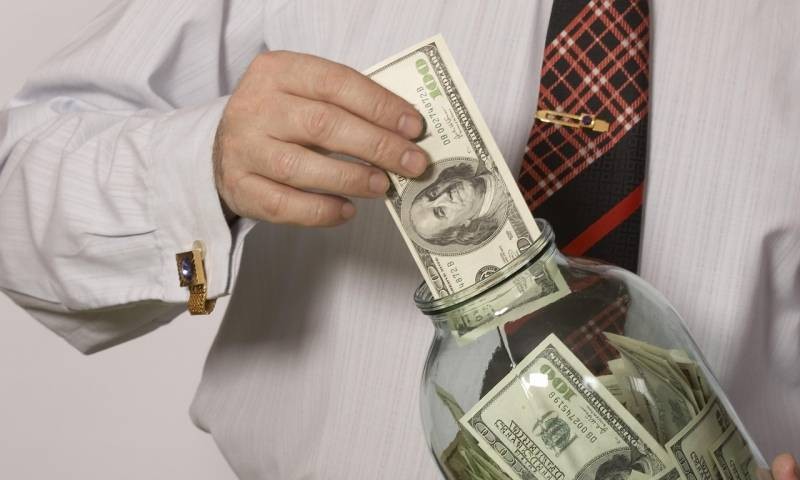 На что ставим: эксперты рассказали, какую валюту нужно покупать россиянам в ноябре 2021 года