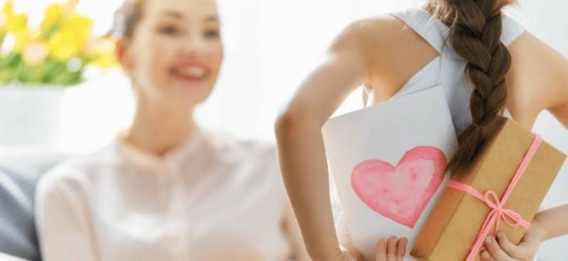 Что подарить на День матери в 2021 году, чтобы удивить родного человека