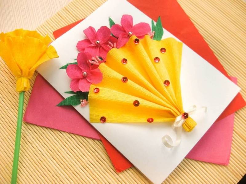 В День матери 2021 года родного человека стоит поздравить открытками и поздравлениями