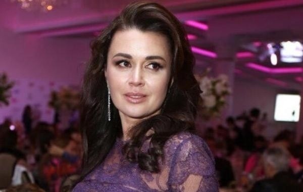 Дочь тяжелобольной Заворотнюк покинула страну