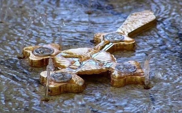 Воду на Крещение берут в храме в Сочельник 18 января 2022 года