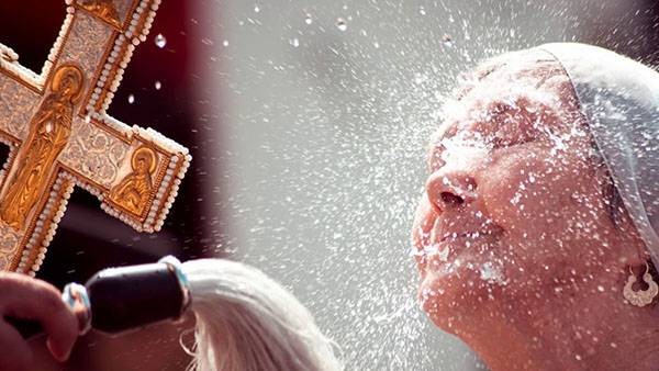 Воду святят в Крещенский сочельник вечером 18 января и в Крещение 19 числа