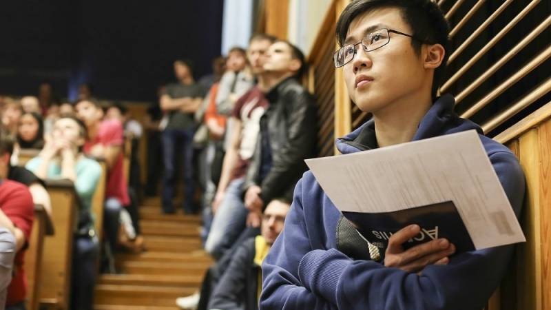 Поздравить с Днем студента 25 января 2022 года можно интересными картинками и смс