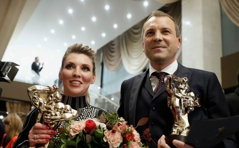 Супруги Ольга Скобеева и Евгений Попов объяснили почему не ведут «60 минут» Супруги Ольга Скобеева и Евгений Попов объяснили почему не ведут «60 минут»