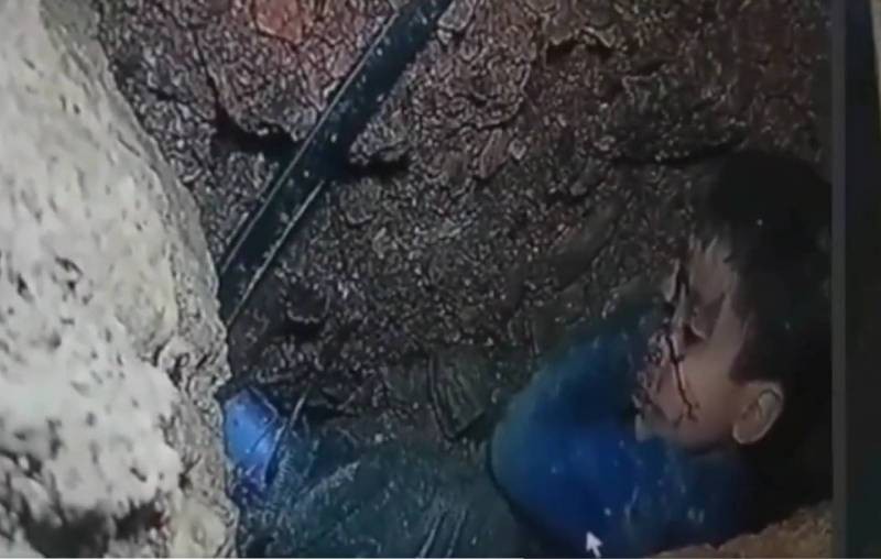 В Марокко умер ребенок, которого спасатели вытащили из 32-метрового колодца В Марокко умер ребенок, которого спасатели вытащили из 32-метрового колодца