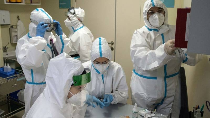 Правительство в 2022 году продлило спецвыплаты врачам и медсёстрам, переболевшим COVID-19