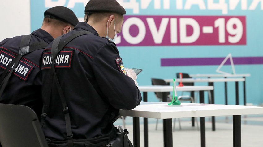 Правда ли, что премии сотрудников МВД зависят от прививки и что делать непривитым полицейским?