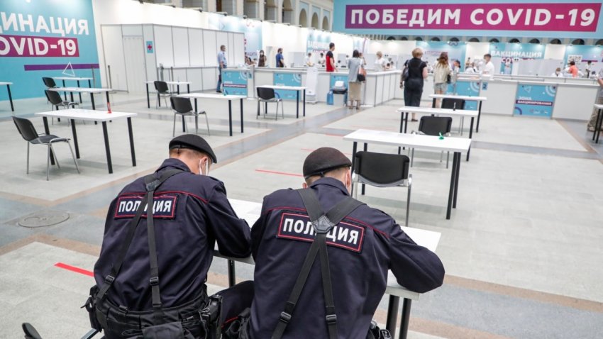 Правда ли, что премии сотрудников МВД зависят от прививки и что делать непривитым полицейским?