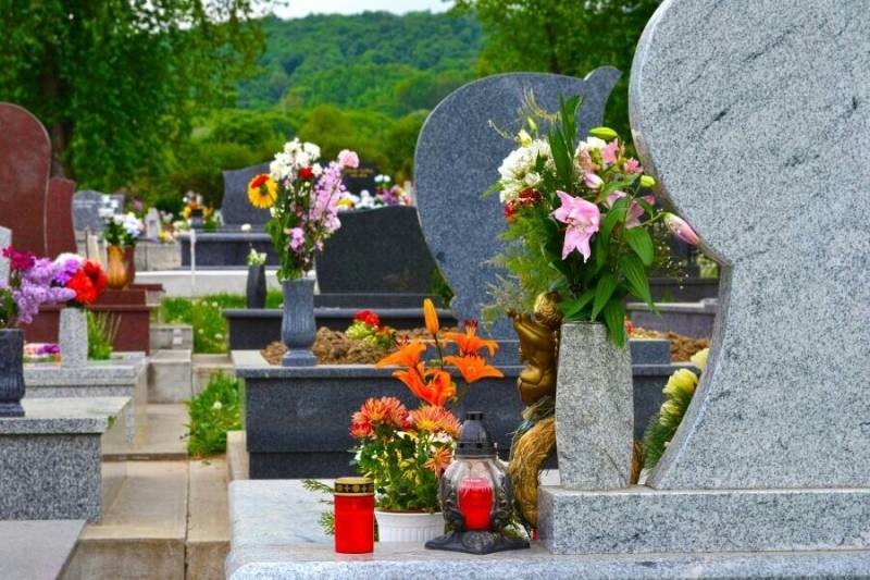 Что стоит взять с собой в церковь и на кладбище на Радоницу Что стоит взять с собой в церковь и на кладбище на Радоницу